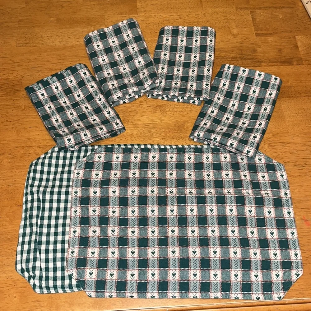 Set of 2 Handmade Cloth Reversible Placemats with 4 Coordinating Cloth Napkins